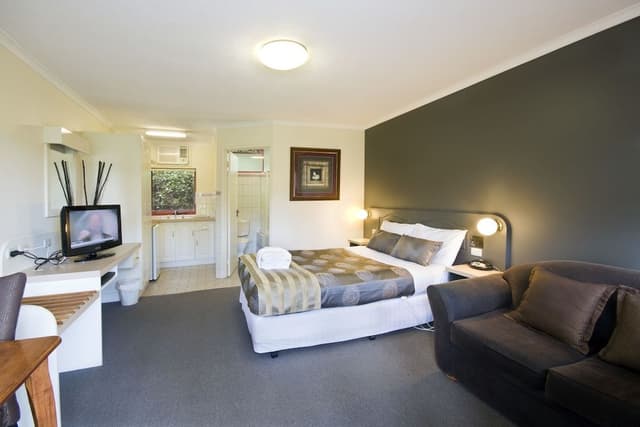 Deluxe Queen Spa Room