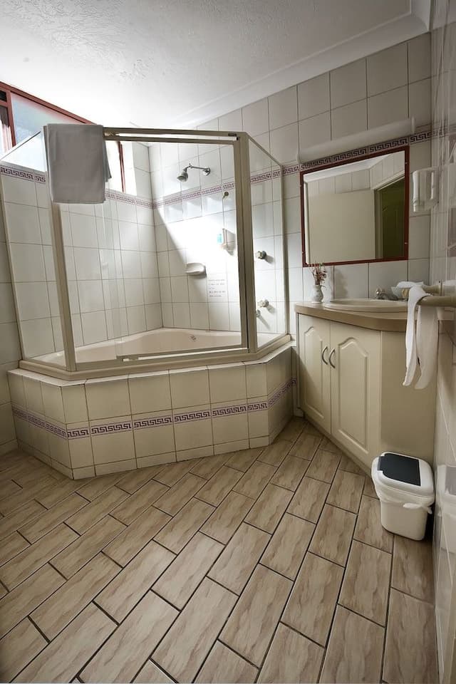 Deluxe Queen Spa Room