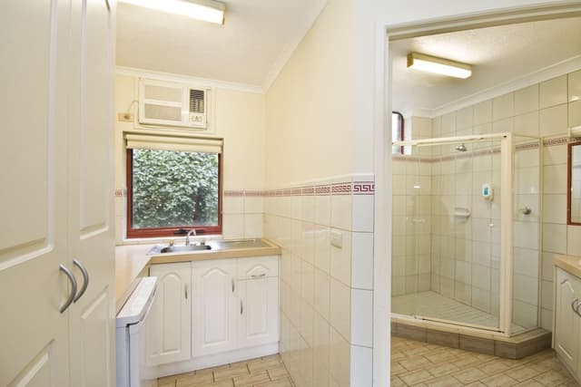 Deluxe Queen Spa Room