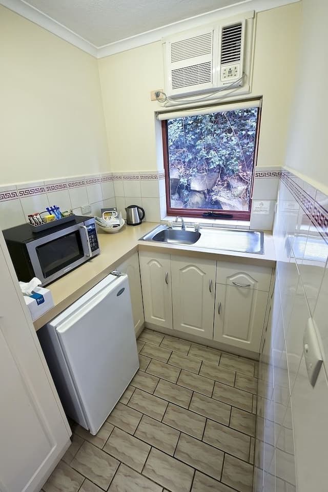 Deluxe Queen Spa Room