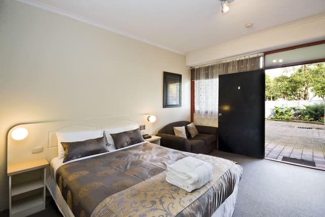 Deluxe Queen Spa Room