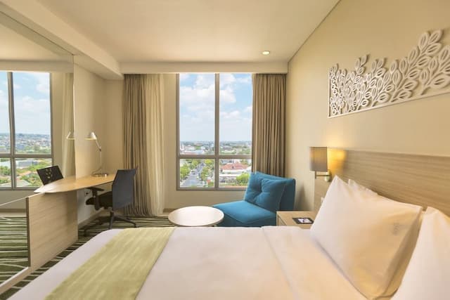Standard Room, 1 Queen Bed, Smoking (High Floor, Free Breakfast)