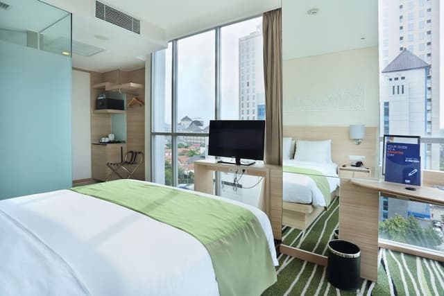 Standard Room, 1 Queen Bed, Smoking (High Floor, Free Breakfast)