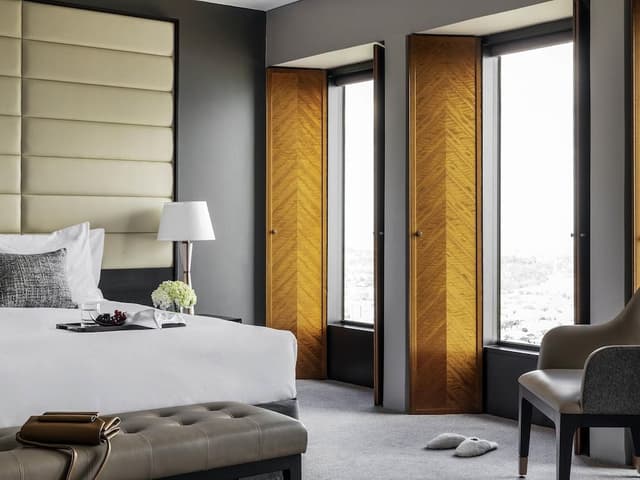 Junior Suite, 1 King Bed, Bay View, Corner