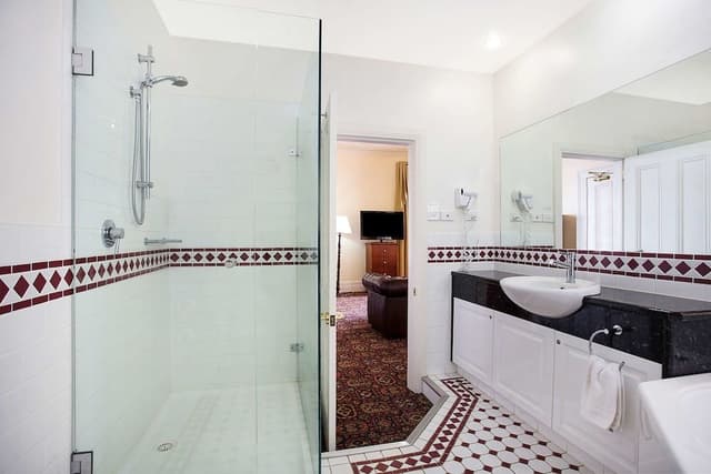 Executive Suite, Hot Tub