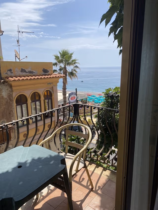 Room, Balcony