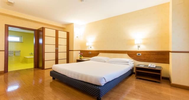 Comfort Room, 1 King Bed, Balcony