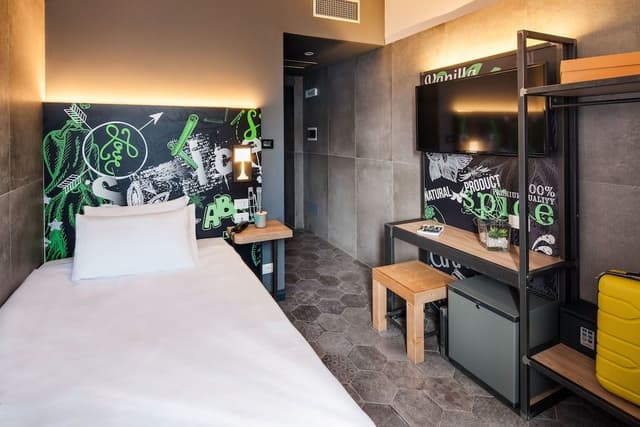 Single Room, Balcony