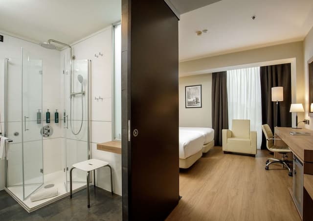 Standard Twin Accessible Room