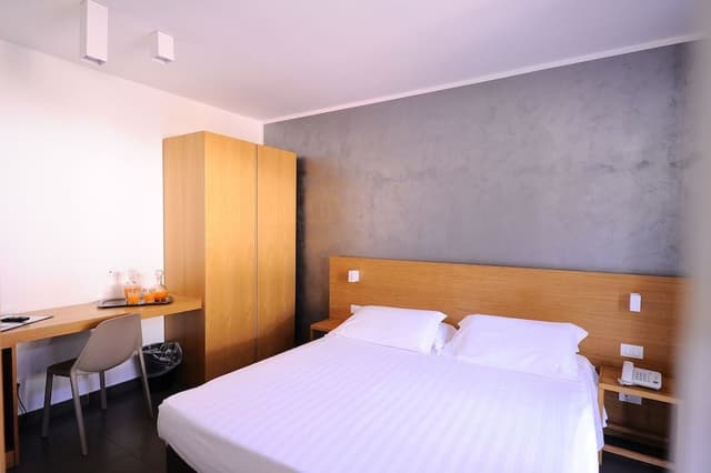 Standard Room, 1 Queen Bed, Non Smoking, Balcony (Converts to 2 Twin Beds)