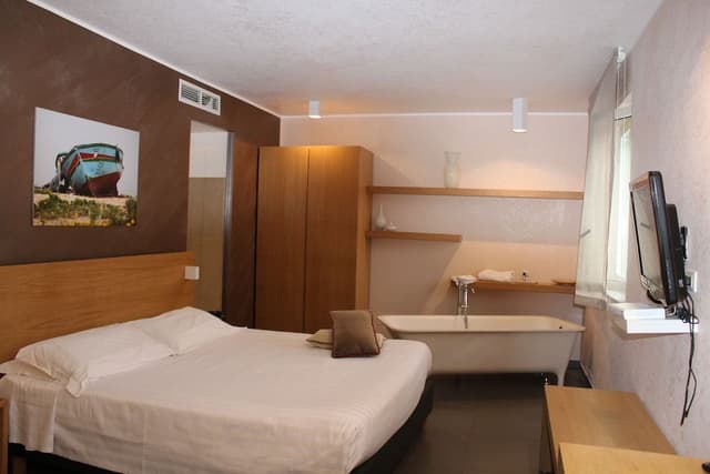 Deluxe Room, 1 Queen Bed, Non Smoking