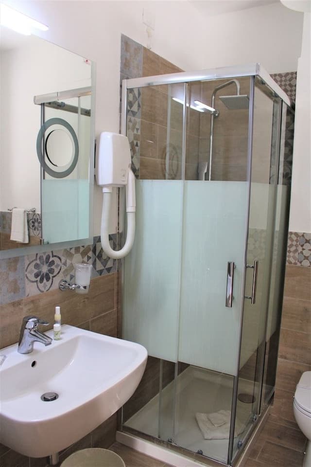 Standard Room, 1 Queen Bed, Non Smoking, Balcony (Converts to 2 Twin Beds)
