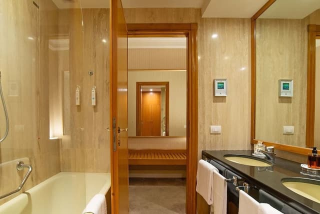 Family Room, Connecting Rooms