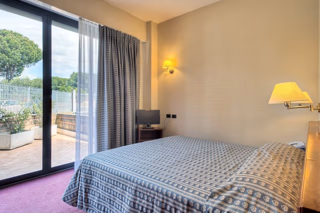 Business Double Room, 1 King Bed, Garden View