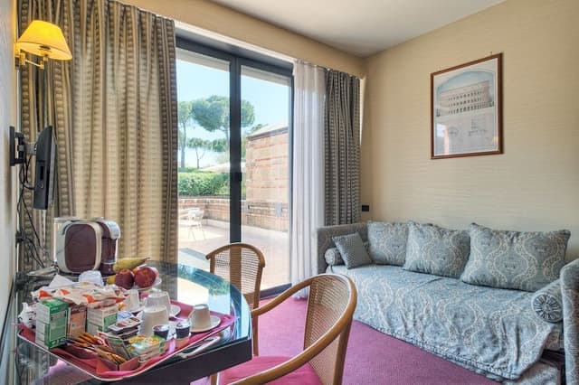 Business Double Room, 1 King Bed, Garden View