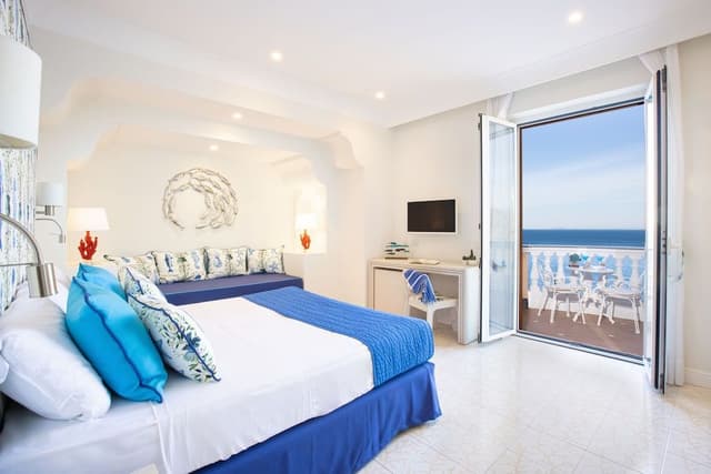 Soluzione Familiare - 2 camere su piano esclusivo - Balcone vista mare frontale