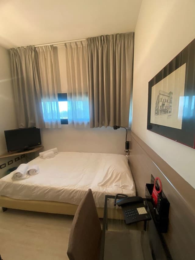 Economy Double Room Single Use, 1 Large Twin Bed