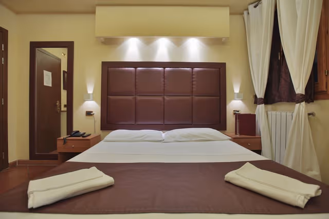 Standard Room, 1 Double or 2 Twin Beds, Private Bathroom