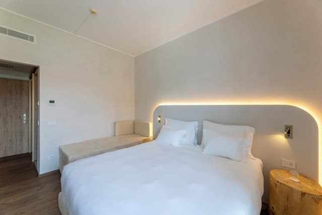 Deluxe Room, Balcony, Partial Lake View