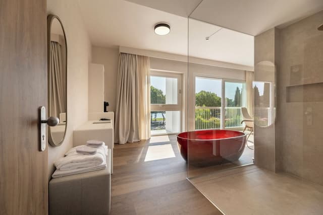 Deluxe Suite, Lake View