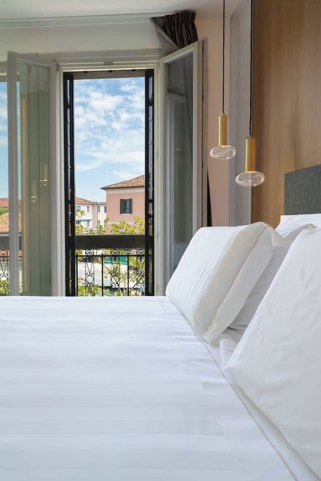 Room (Melia)