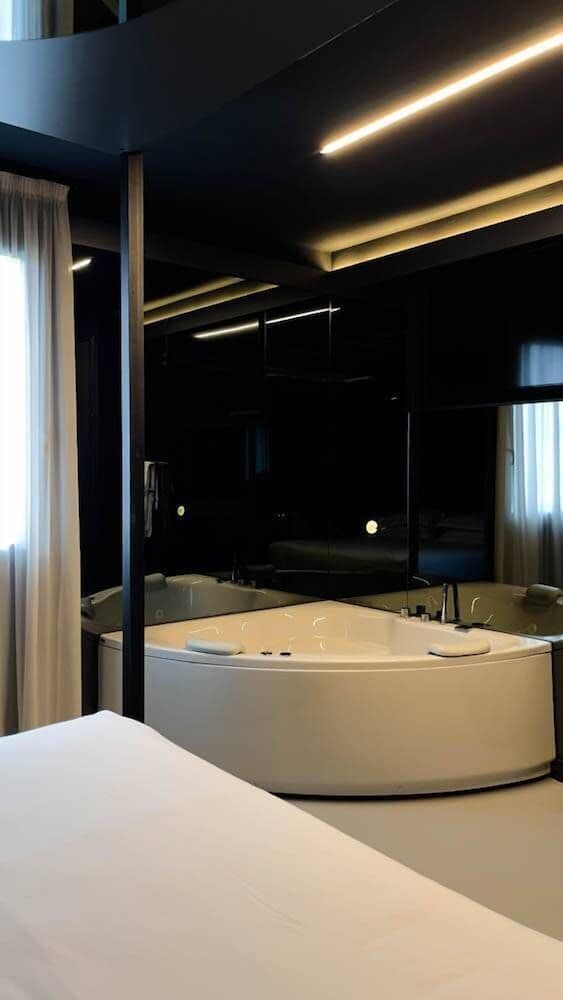 Executive Room, Hot Tub