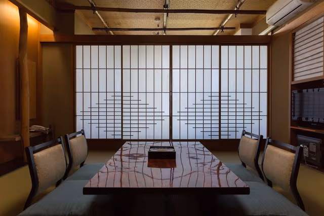 Basic Room, Smoking