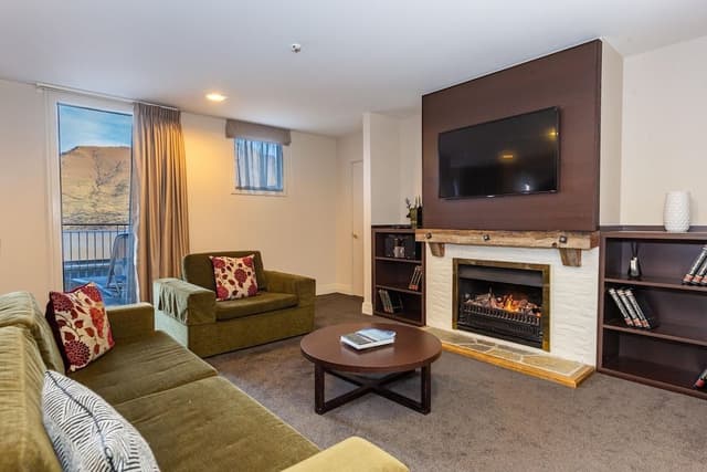 Premier 2 Bedroom Apartment with Lake View