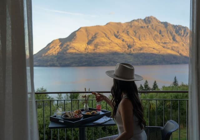 Interconnecting Two Bedroom Apartment with Lake View