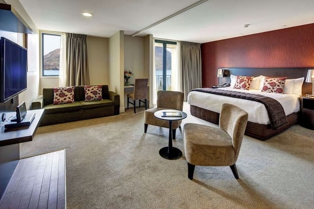 Interconnecting Two Bedroom Apartment with Lake View