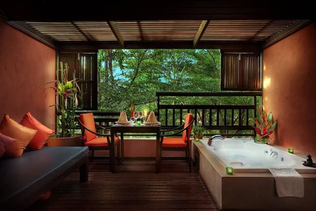 Deluxe Room, Jetted Tub