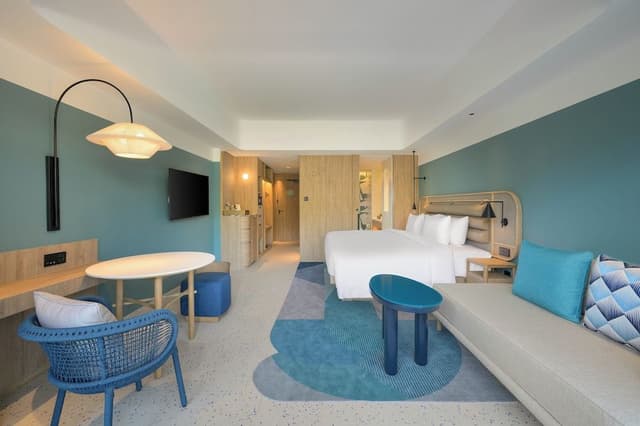 Premium Room, 1 King Bed, Pool View (Deluxe)