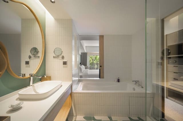 Premium Room, 1 King Bed, Pool View (Deluxe)