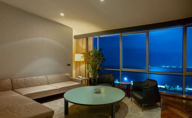 PRESIDENTIAL SUITE WITH JACUZZI AND SEA VIEW