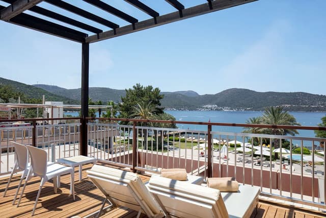 ONE BEDROOM SUITE W VIEW