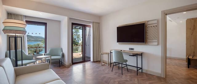 ONE BEDROOM SUITE W VIEW