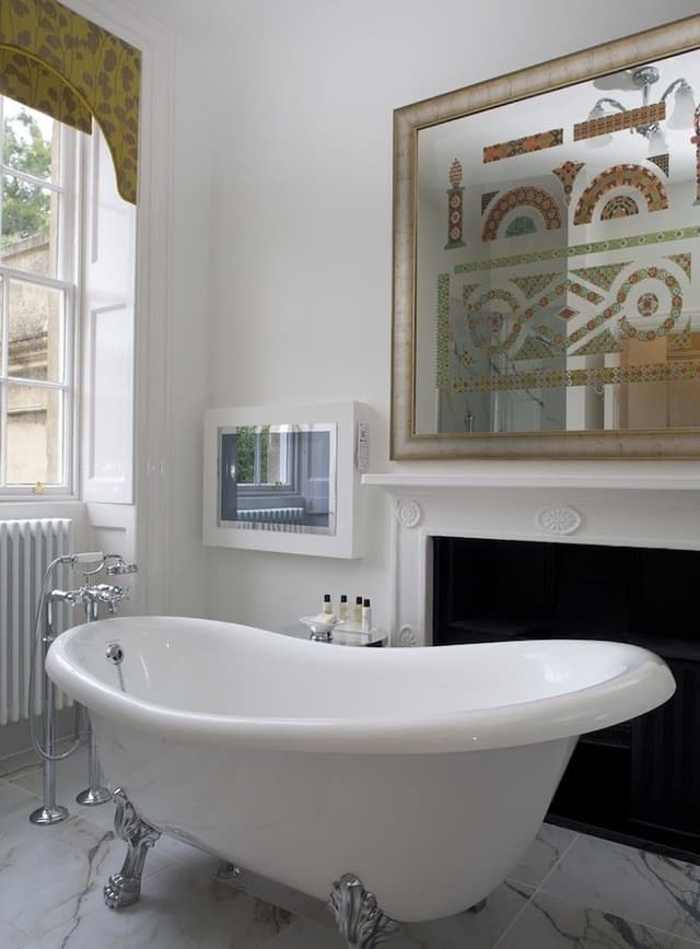 Feature King Bedded Room in Historic Mansion House