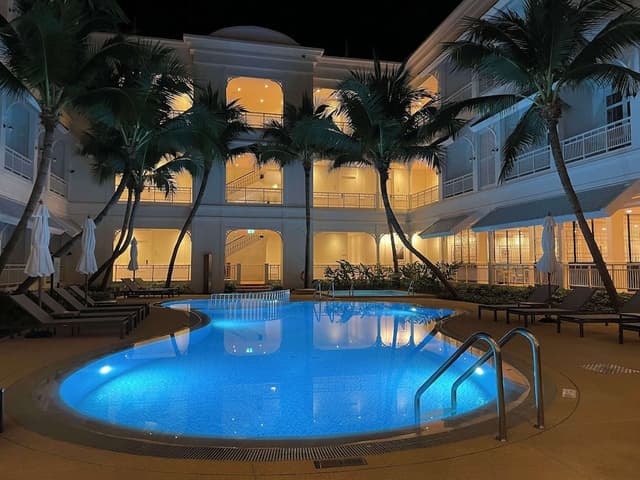 Superior Pool View Balcony, 1 King Bed