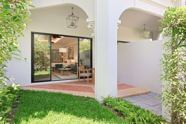 Club Room, 1 King Bed, Terrace (Garden)