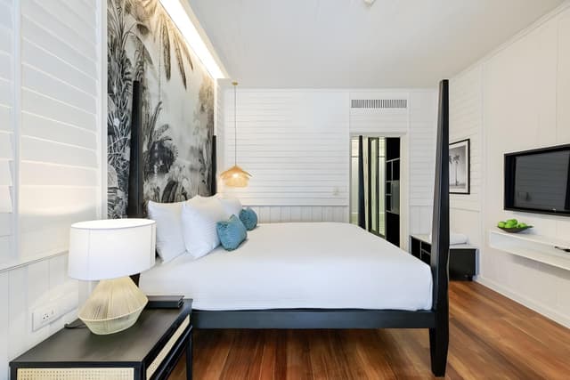 Superior Pool View Balcony, 1 King Bed
