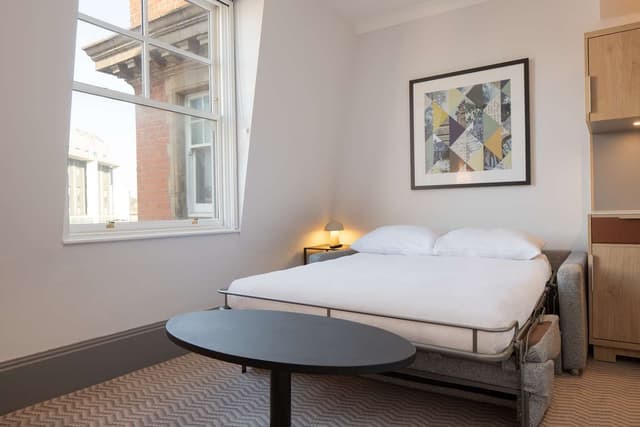 KING FAMILY ROOM WITH SOFA BED