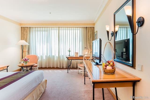 Club Room King Bed