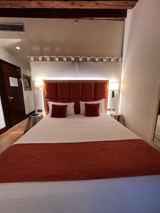 Classic Double Room, Canal View