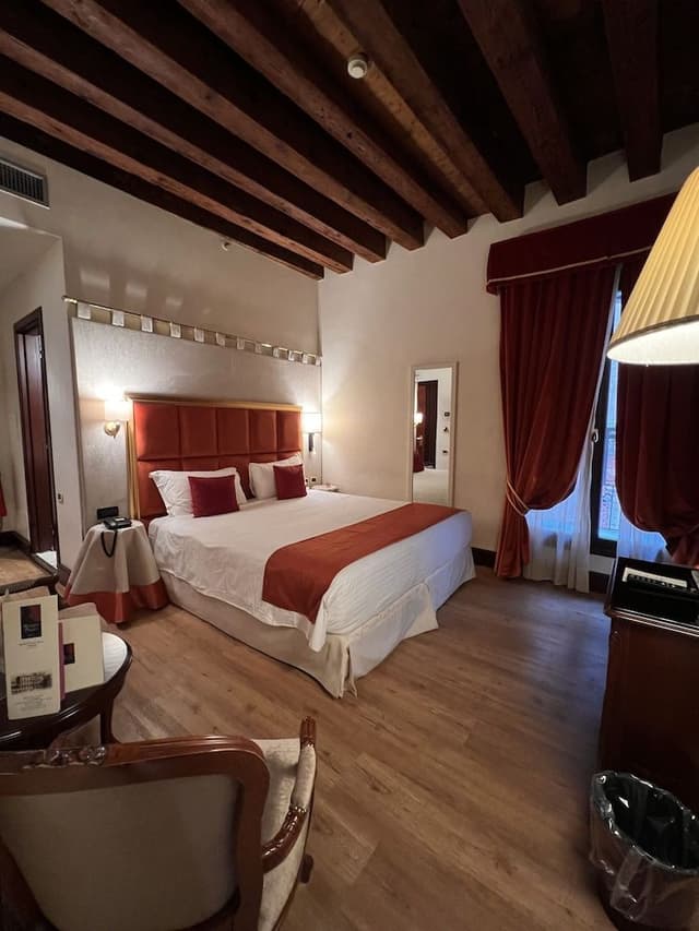 Classic Double Room, Canal View