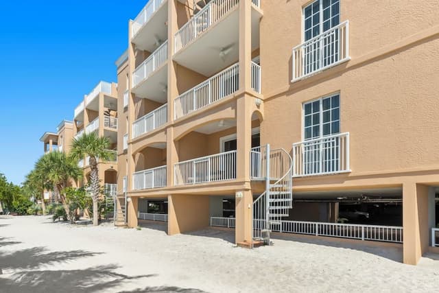 Ocean Front 1BR Suite with Direct Beach Access