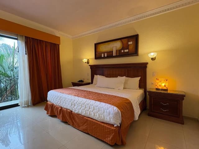 Deluxe King Room with Bathtub (Mini-bar & Coffee Maker)
