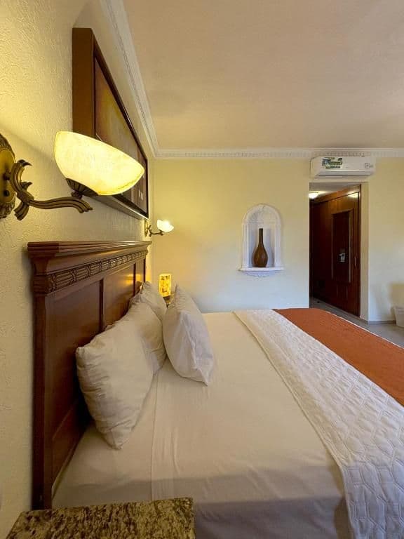 Deluxe King Room with Bathtub (Mini-bar & Coffee Maker)