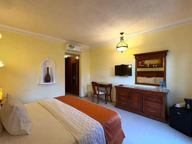 Deluxe King Room with Bathtub (Mini-bar & Coffee Maker)