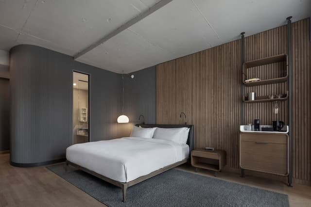 Premium Room, 1 King Bed, City View