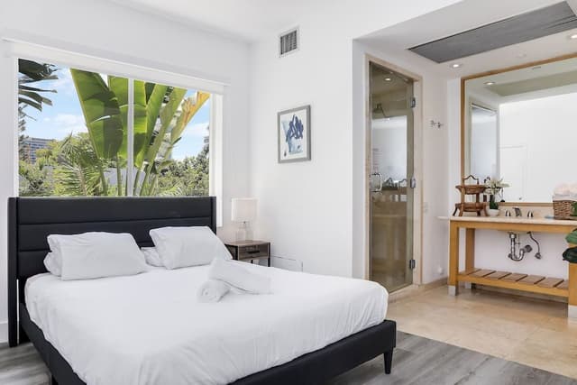 Standard Room, 1 Queen Bed, Private Bathroom (Self check-in)